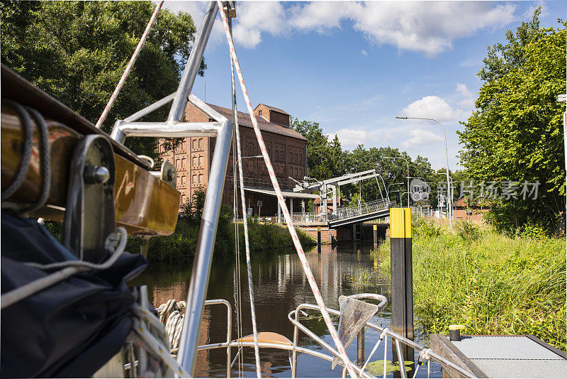 在梅克伦堡- vorpommern乘船旅行，Müritz-Elde-Wasserstrasse，运河船闸的吊桥正在运行